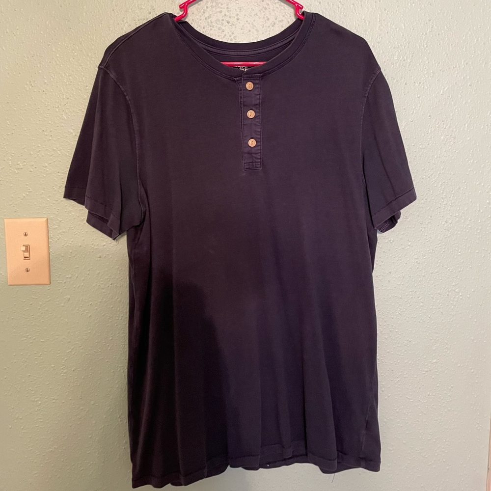 Navy Goodfellow three button t-shirt. Size Large.